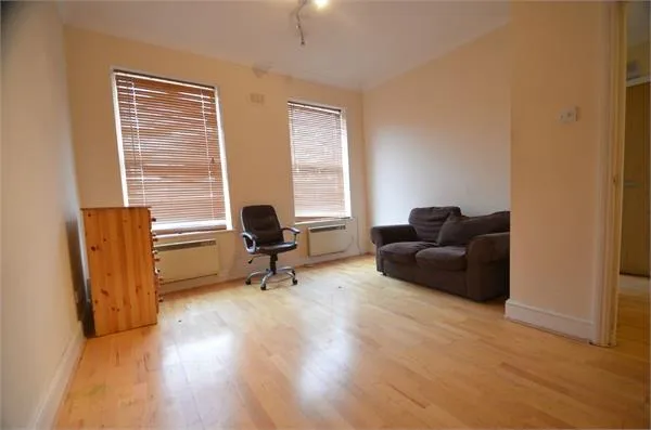 Daws Lane, Mill Hill, photo 2