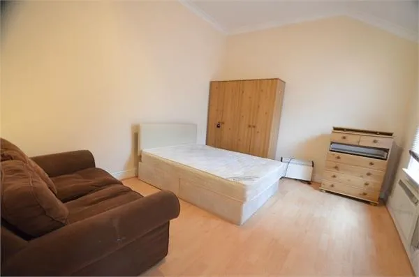 Daws Lane, Mill Hill, photo 3