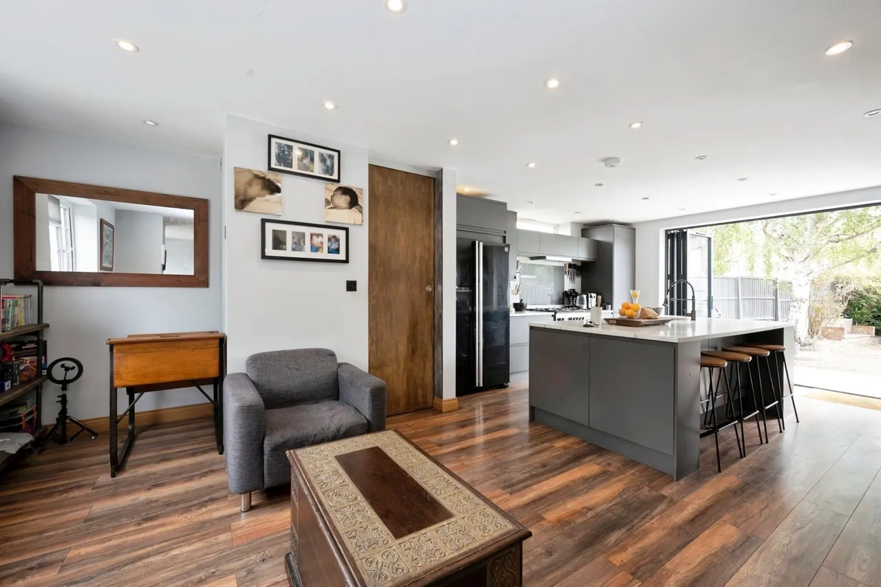 Mansfield Road, Chessington, KT9, photo 5