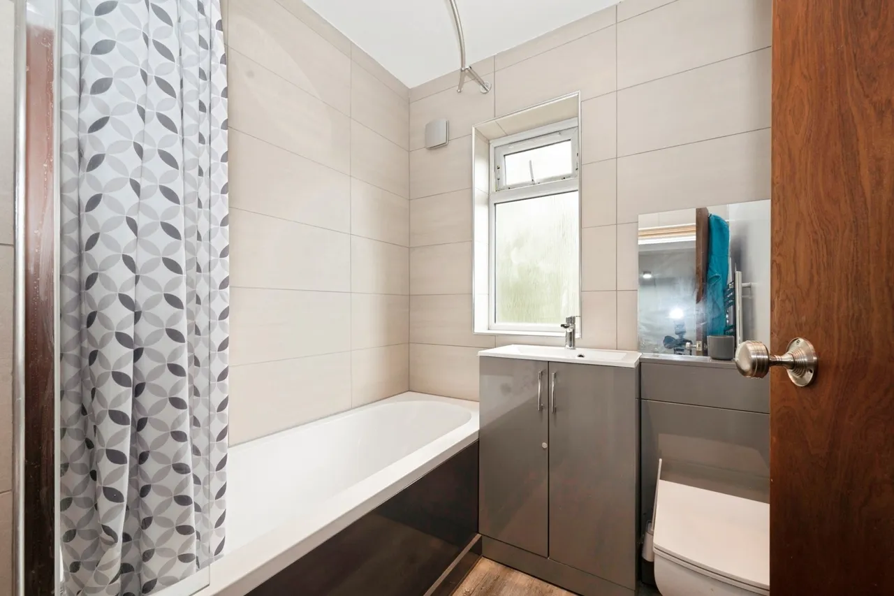 Mansfield Road, Chessington, KT9, photo 13
