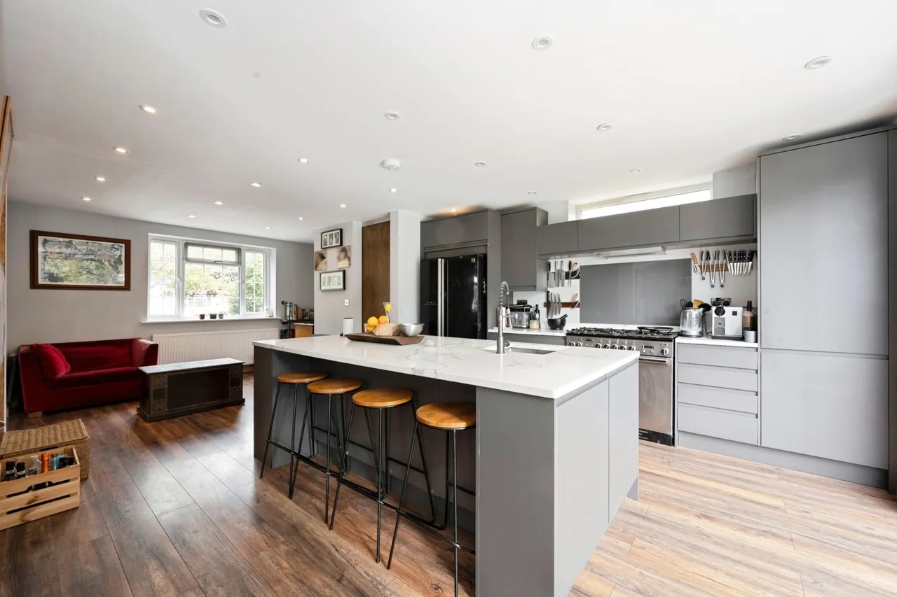 Mansfield Road, Chessington, KT9, photo 2
