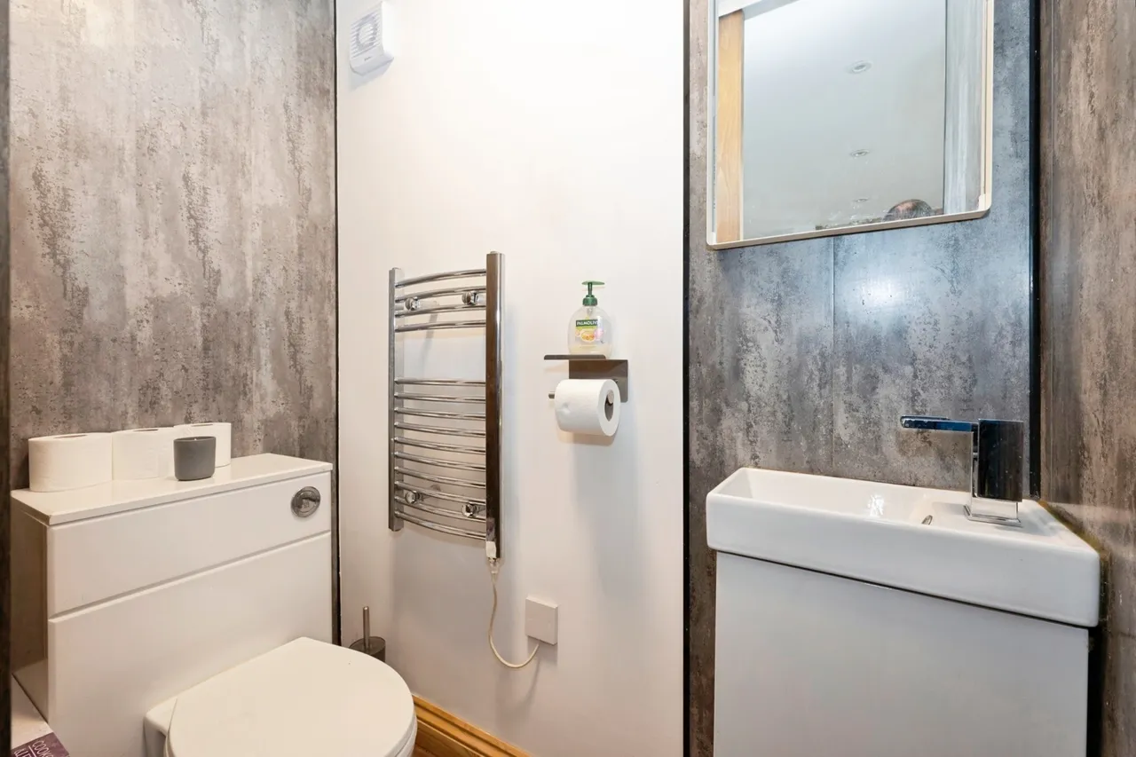 Mansfield Road, Chessington, KT9, photo 6