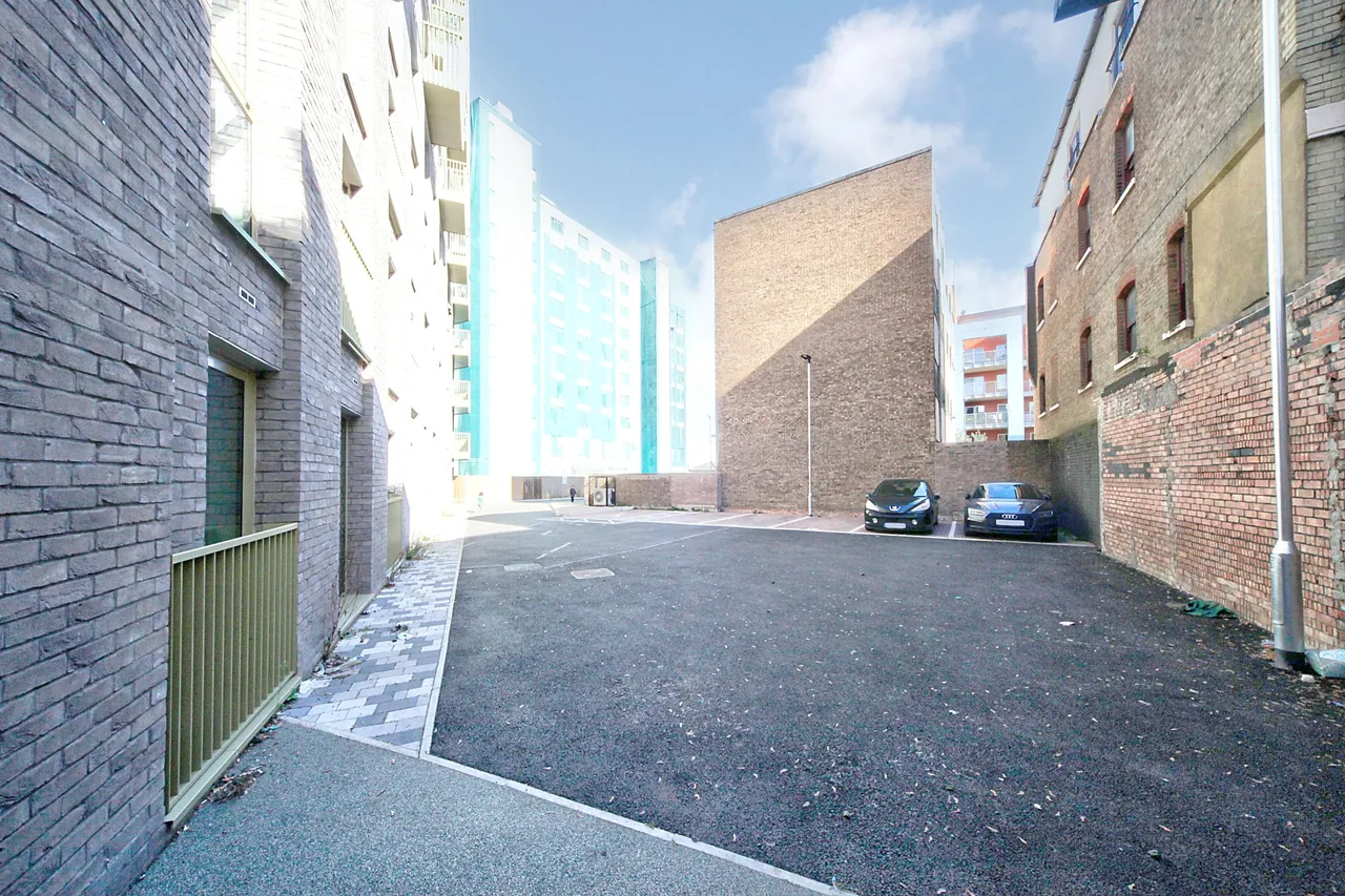 Bed Apartment with Parking in the Hive- Castle Street, Luton, photo 16