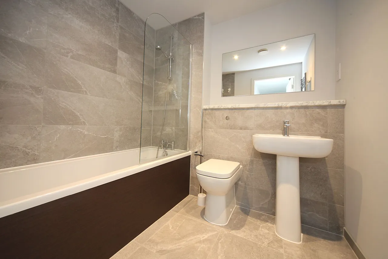 Bed Apartment with Parking in the Hive- Castle Street, Luton, photo 11
