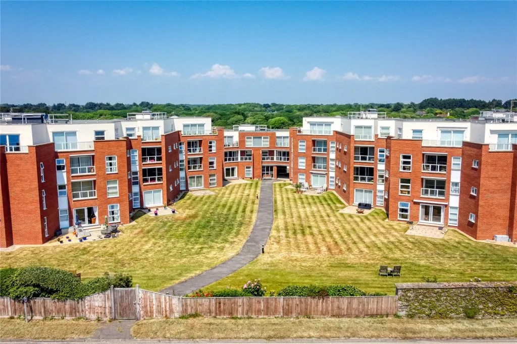3 bed flat for sale, Milford on Sea, Lymington