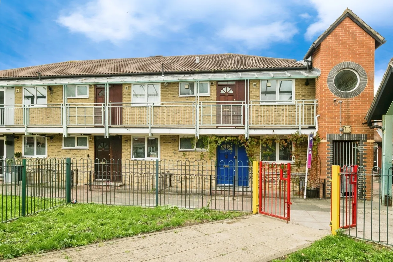 1 bed flat for sale — Tiptree Crescent, Clayhall, Essex, IG5