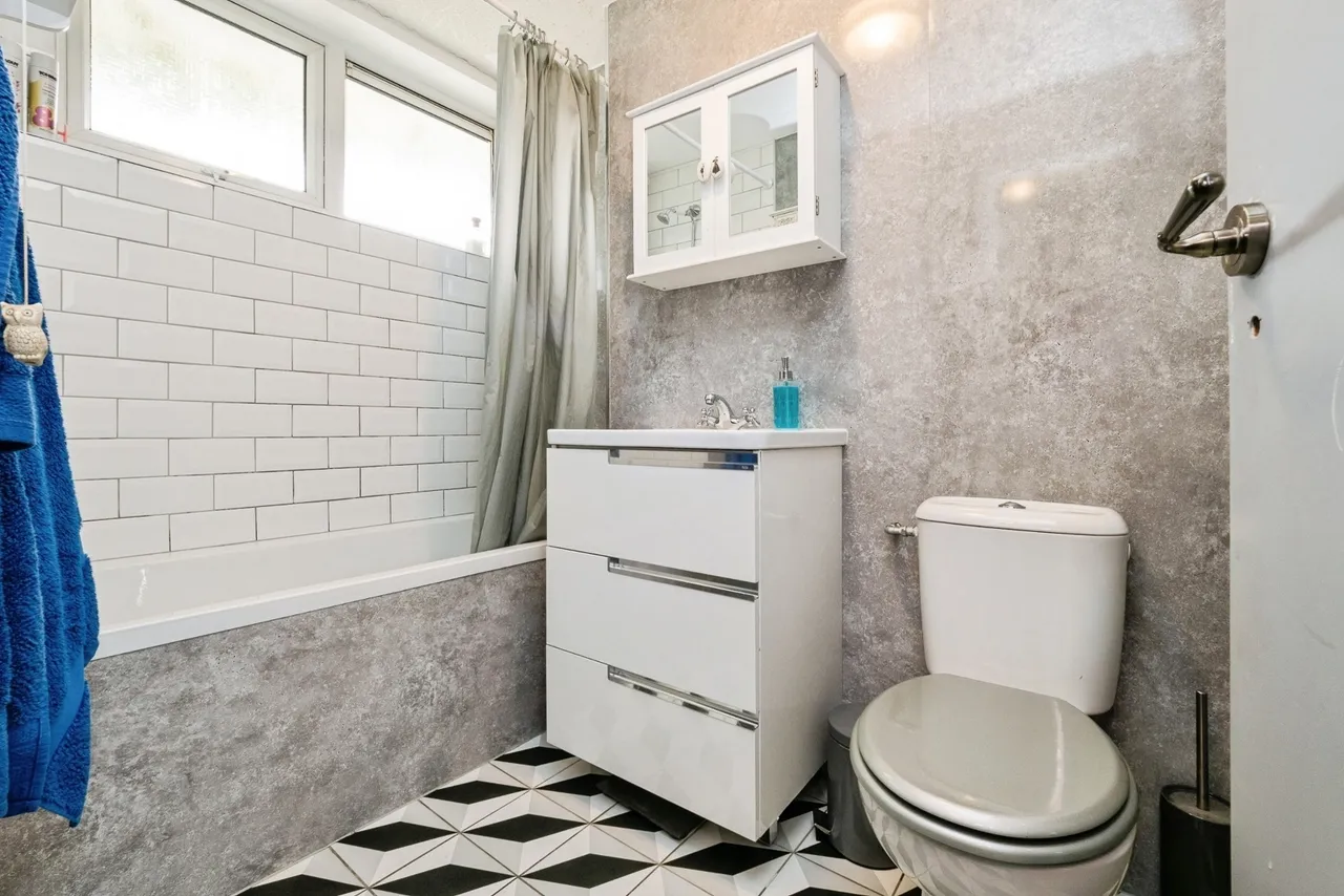 Tiptree Crescent, Clayhall, Essex, IG5, photo 12