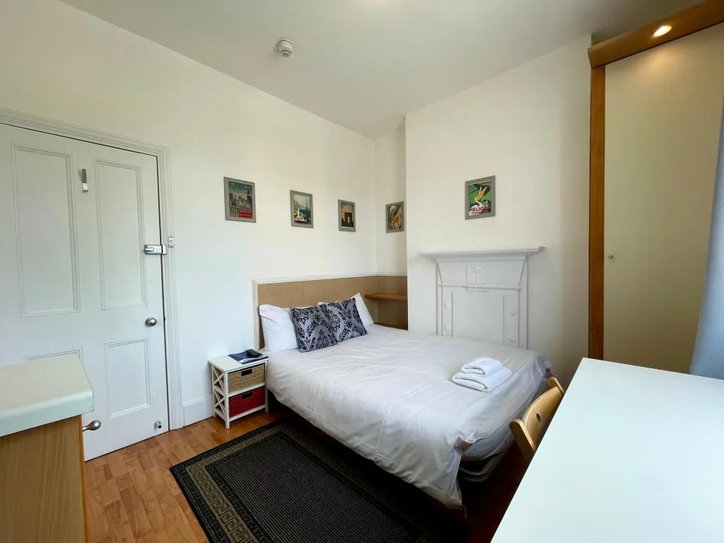 Fulham Palace Road, Hammersmith, W6, photo 4