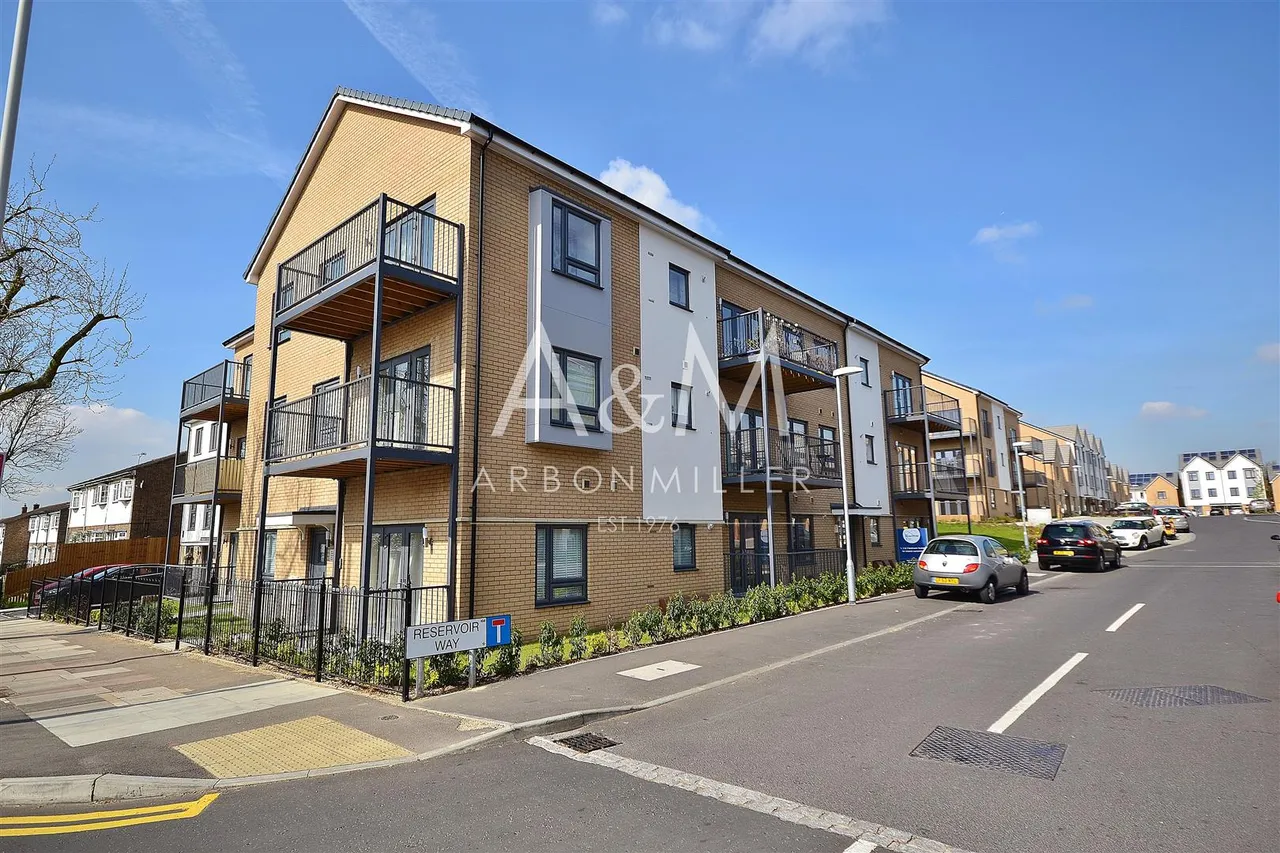 2 bed property to rent — Albert House, Reservoir Way, IG63FE