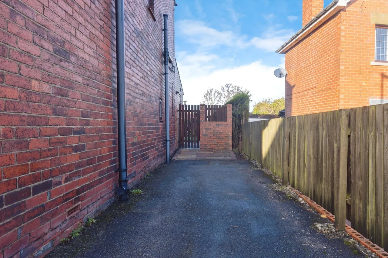 Hodgson Lane, Drighlington, BD11, photo 18