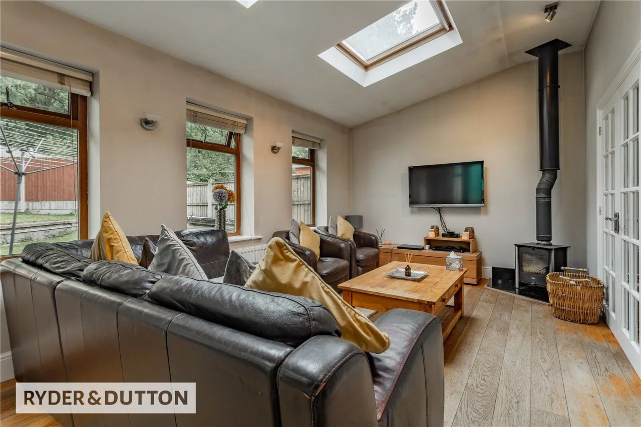 The Crescent, Middleton, M24, photo 2