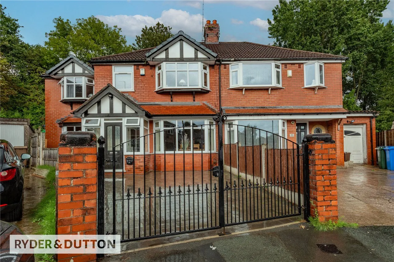 4 bed house for sale, The Crescent, Middleton, M24