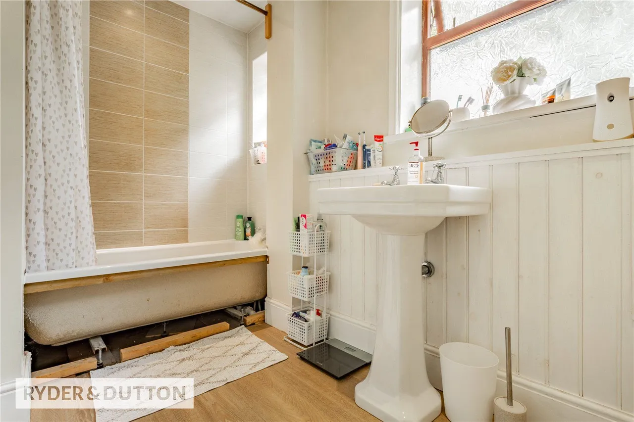 The Crescent, Middleton, M24, photo 17