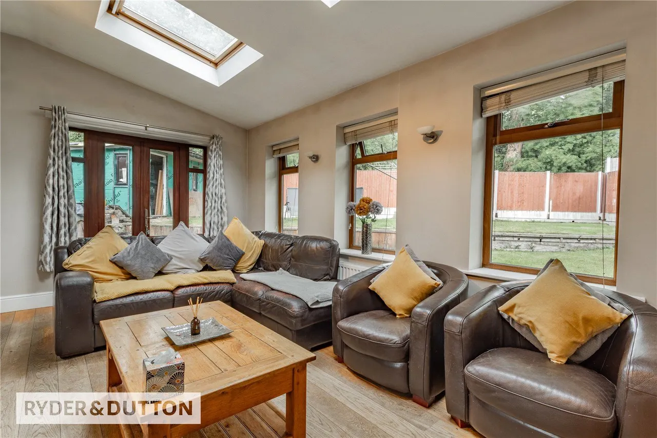 The Crescent, Middleton, M24, photo 3