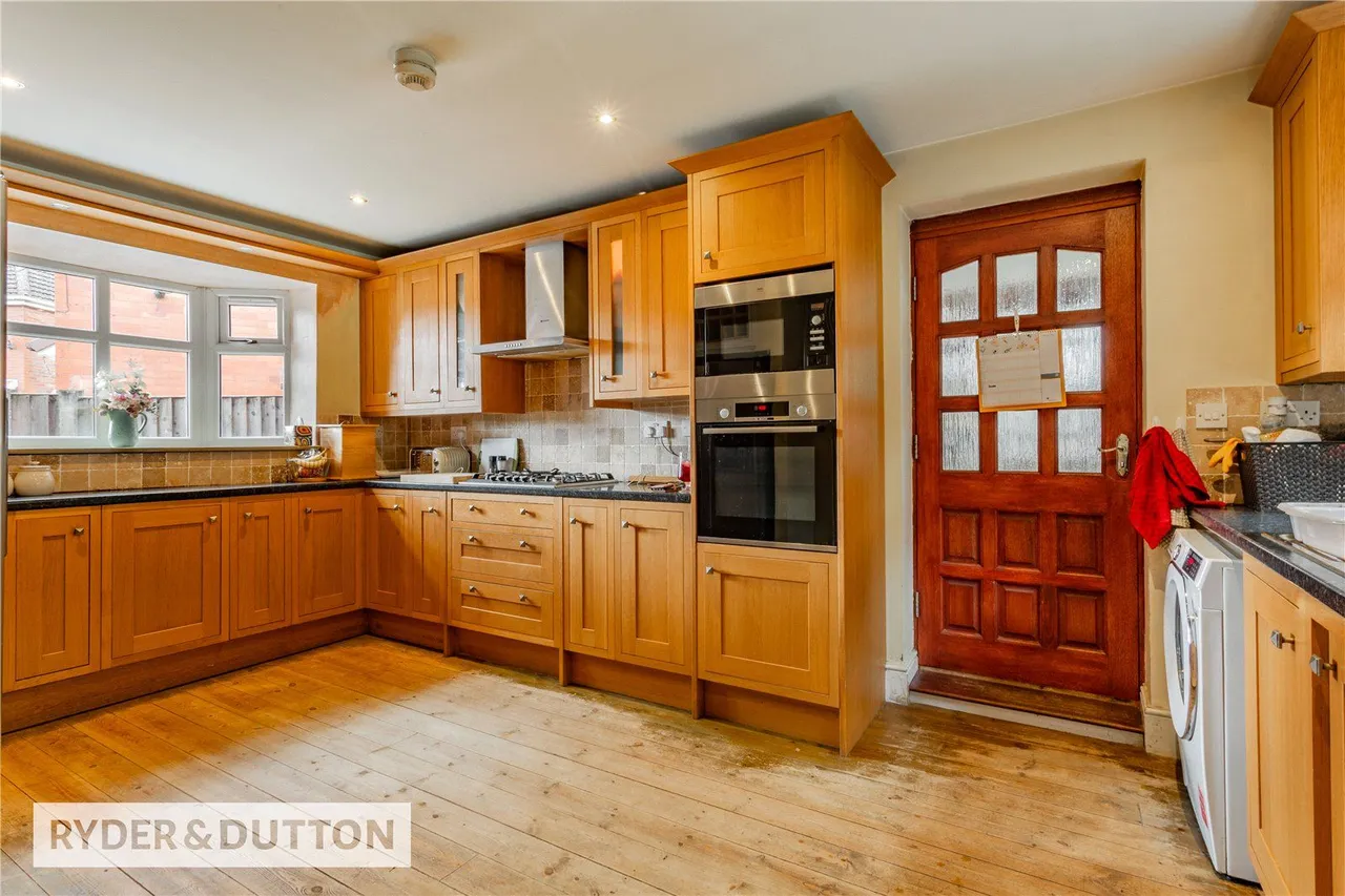 The Crescent, Middleton, M24, photo 7