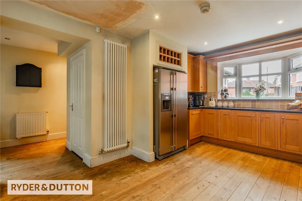 The Crescent, Middleton, M24, photo 9