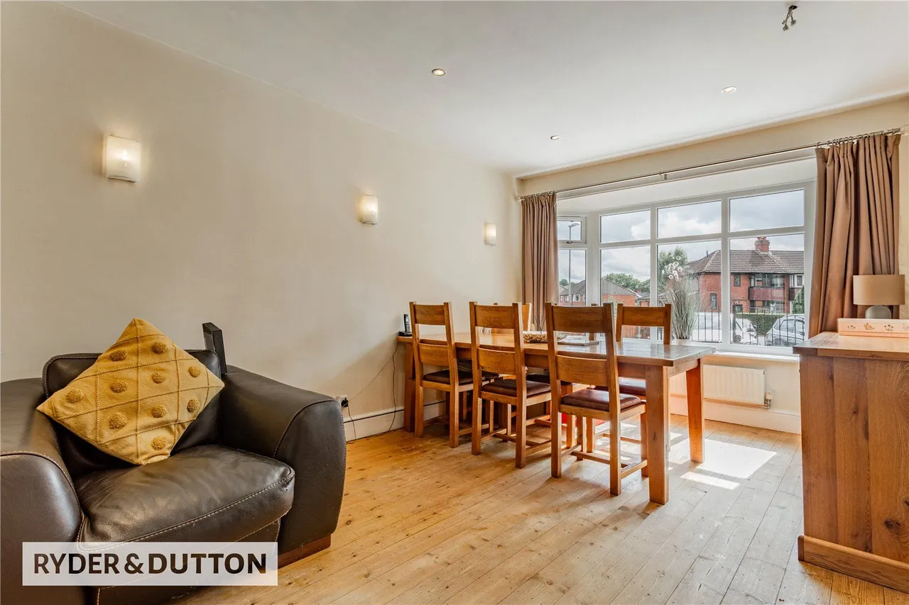 The Crescent, Middleton, M24, photo 6
