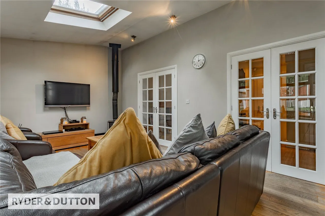 The Crescent, Middleton, M24, photo 10