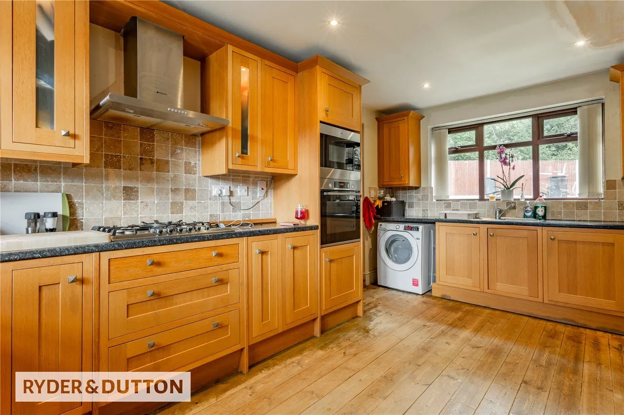 The Crescent, Middleton, M24, photo 8