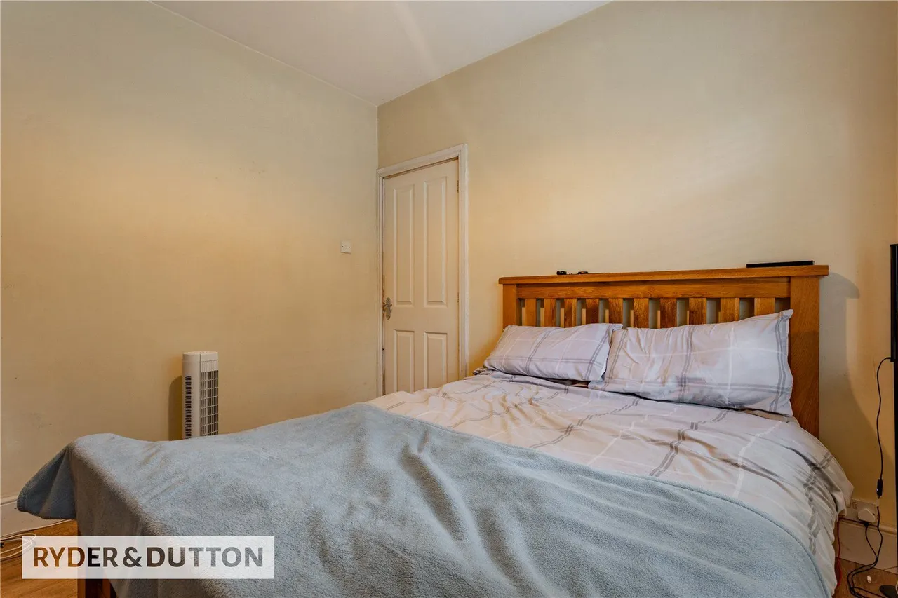 The Crescent, Middleton, M24, photo 16