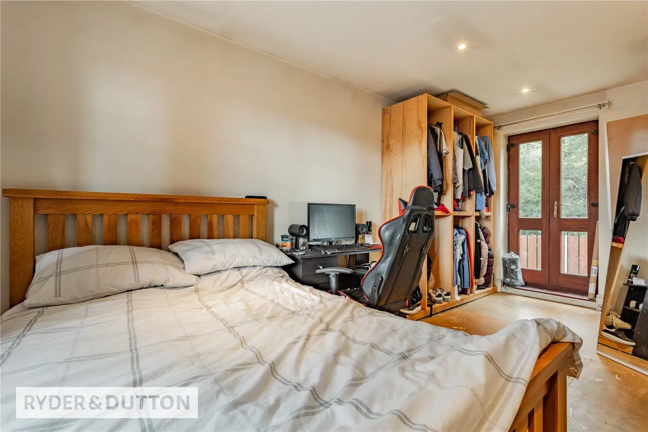 The Crescent, Middleton, M24, photo 11