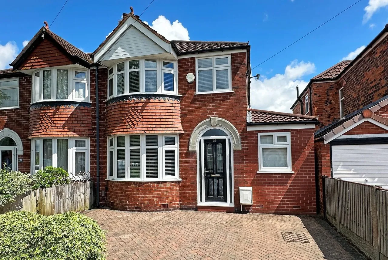 3 bed house for sale — Crofton Avenue, Timperley WA15 6BZ
