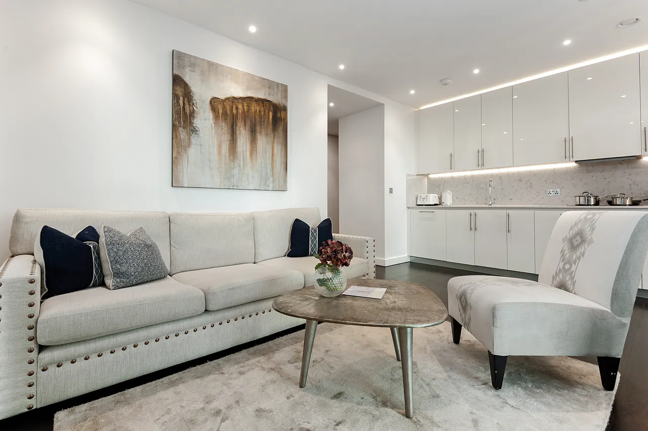 Thornes House, 4 Charles Clowes Walk, London, SW11, photo 2