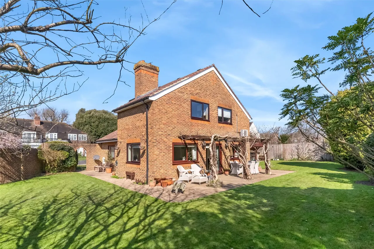 Park Close, Hampton, TW12 2SP, photo 3
