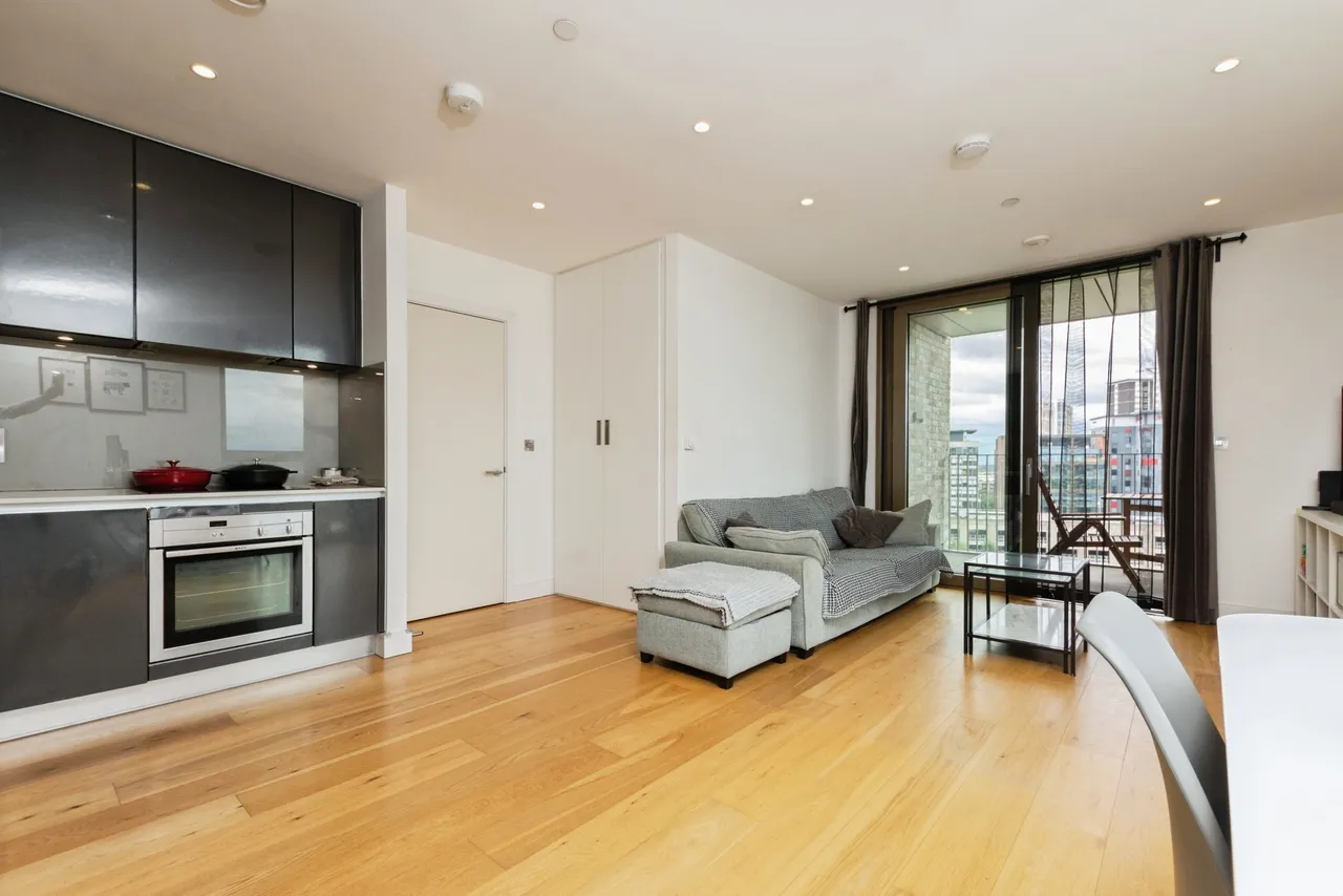 2 bed flat for sale — 1 Caithness Walk, Croydon