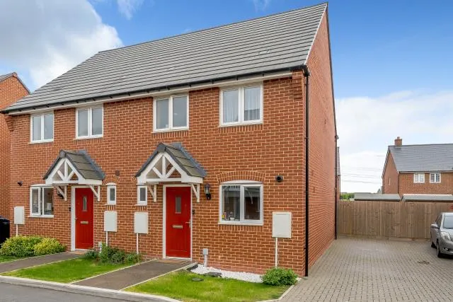 3 bed house for sale, Restharrow Road, Broughton, HP22