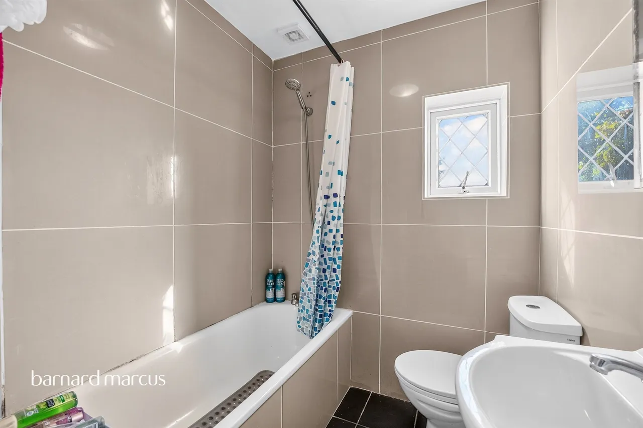 Camomile Avenue, Mitcham, CR4, photo 15