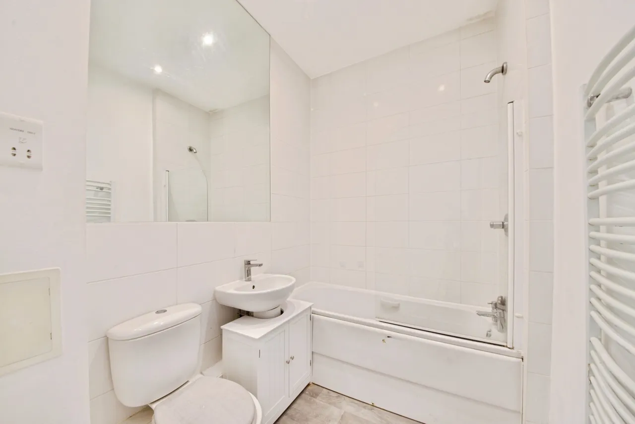 Frome court, Riverside close , Romford , RM1 1EY, photo 2