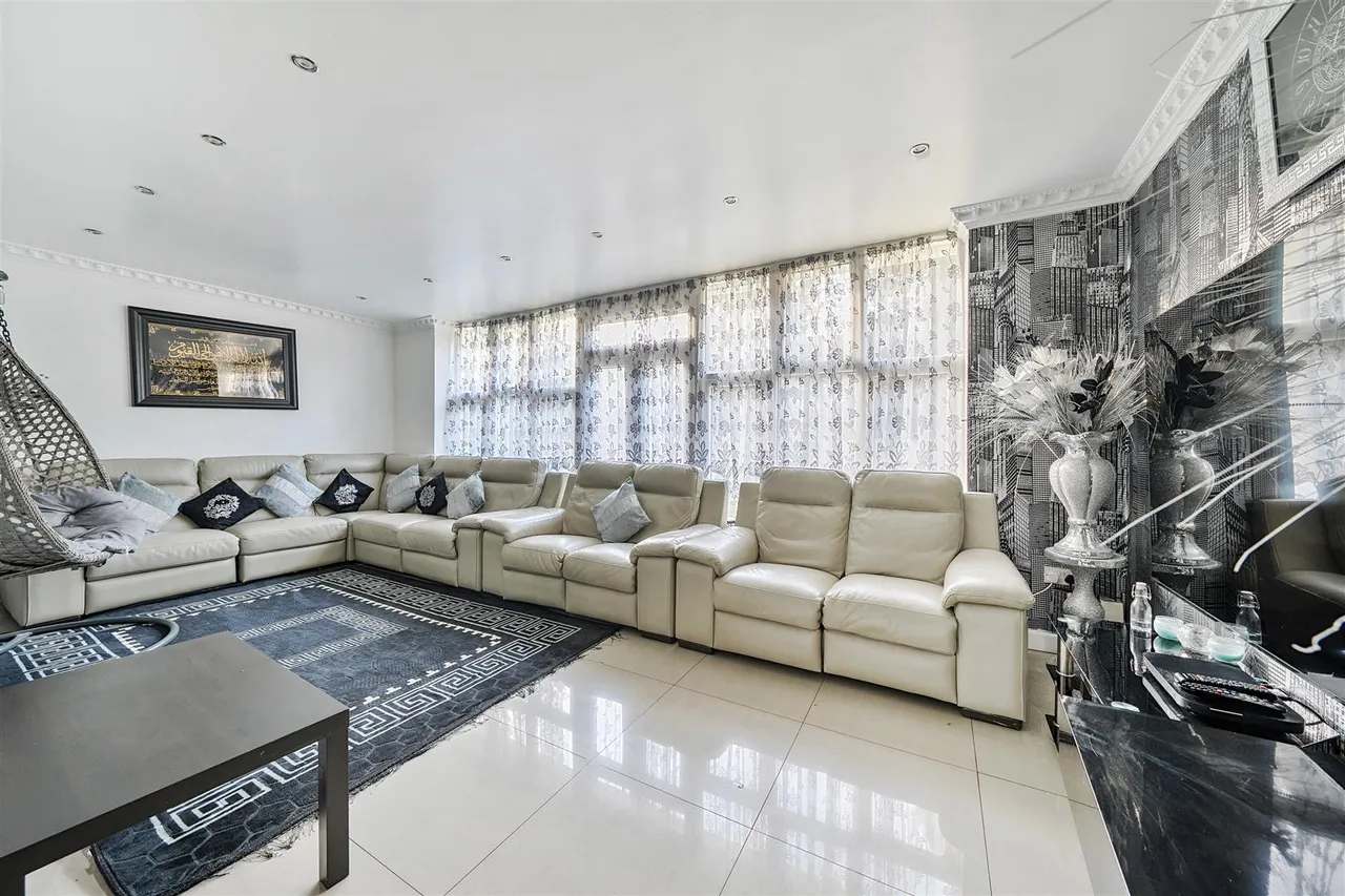 Corringham Road, Wembley Park, photo 3