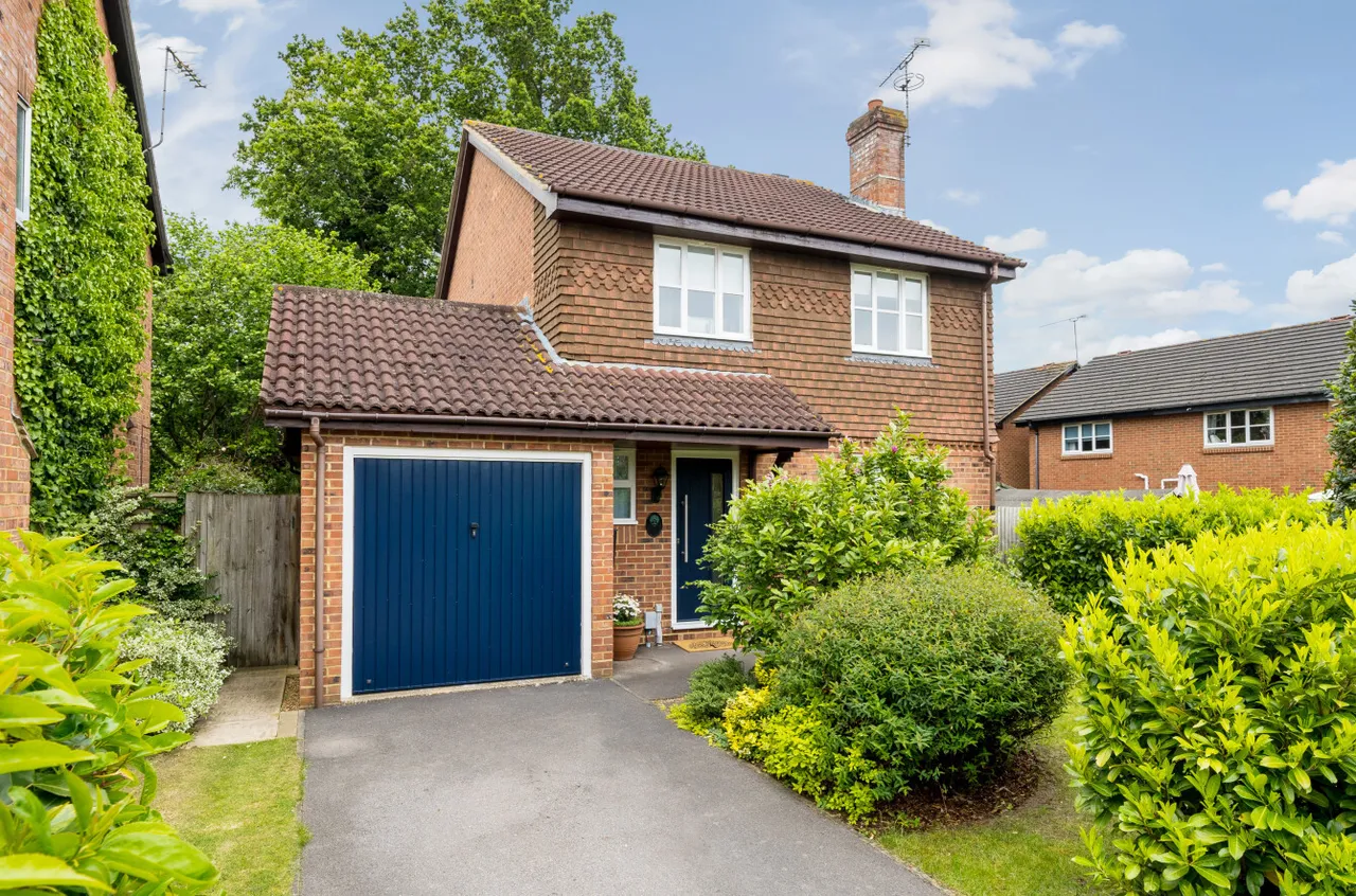4 bed house for sale — Gardenia Drive, West End, Woking, Surrey, GU24 9XG