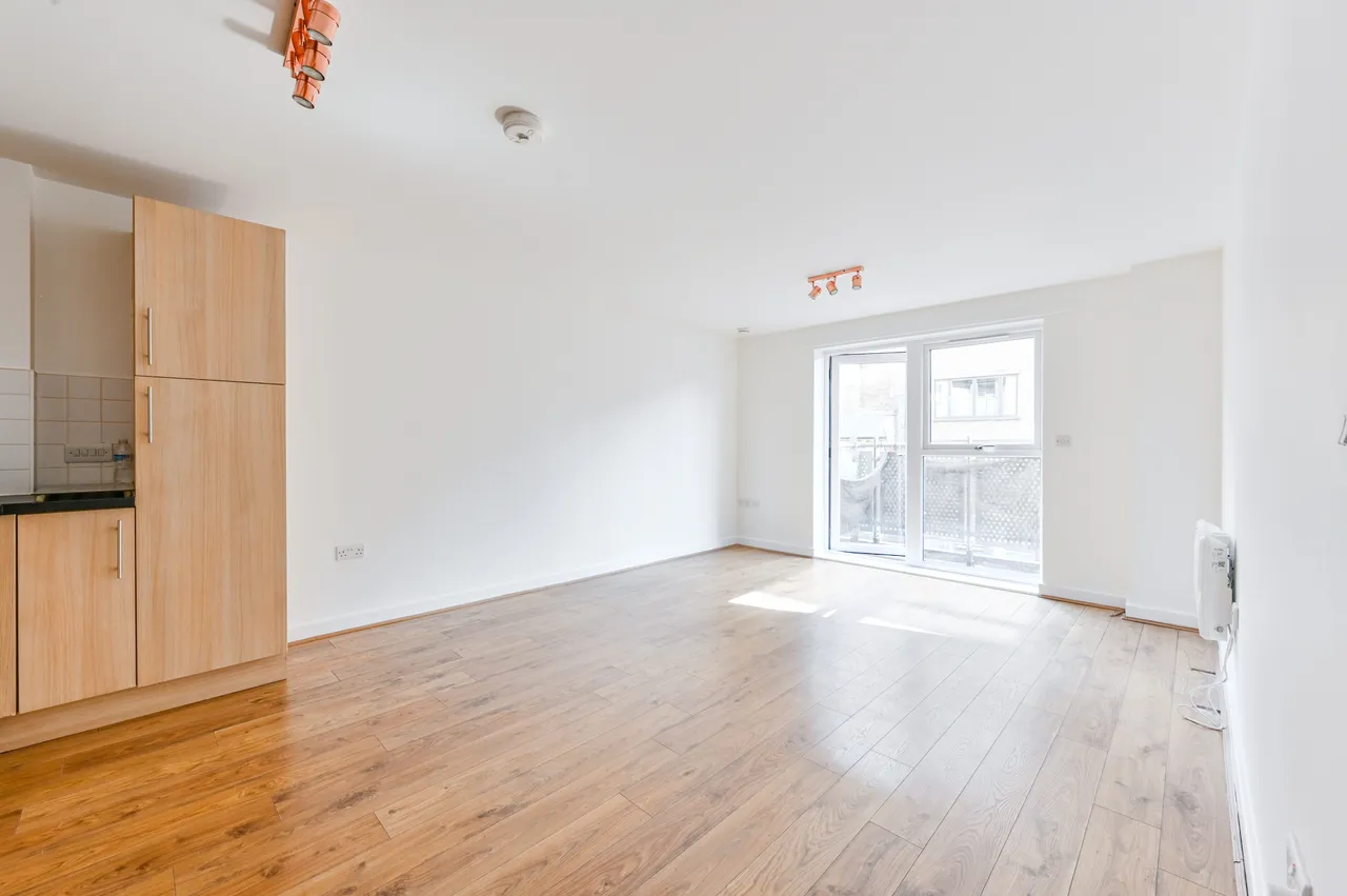 4 Oakleigh Court, Murray Grove, London, photo 2