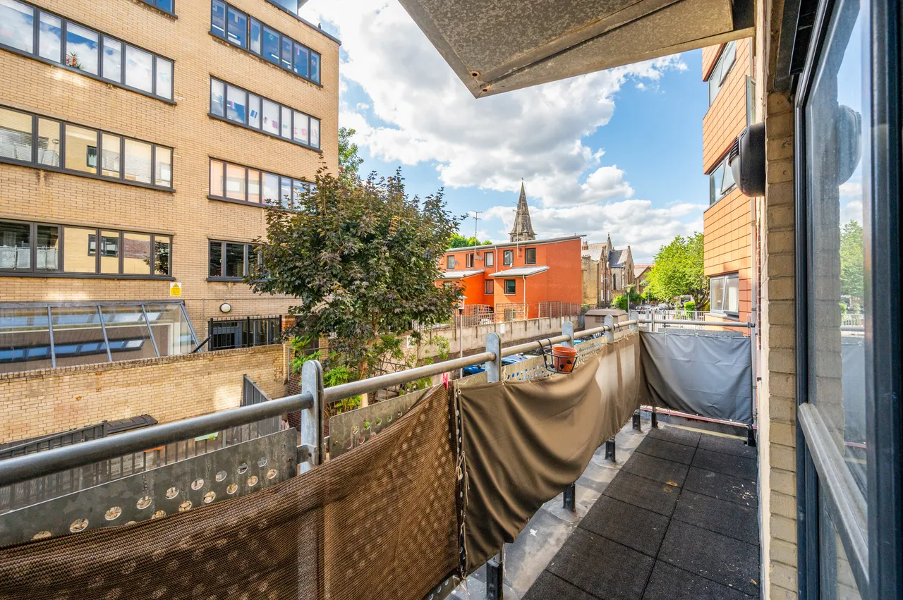 4 Oakleigh Court, Murray Grove, London, photo 4