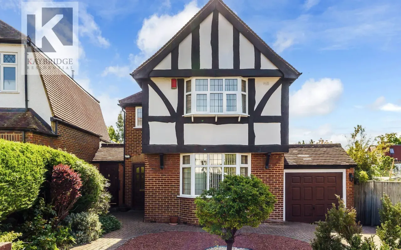 3 bed house for sale — Waverley Road, Epsom, KT17