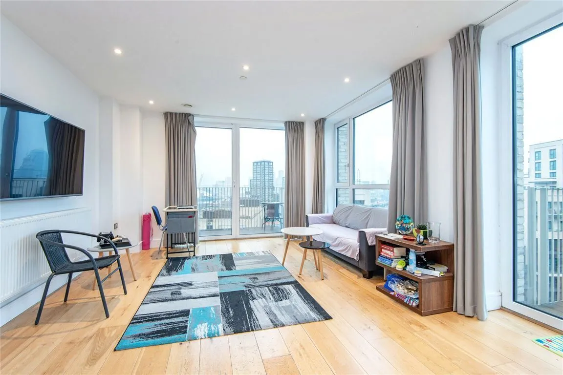 2 bed flat for sale — Caxton Street North, London