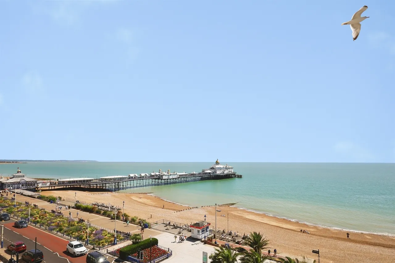 2 bed flat for sale — Grand Parade, Eastbourne