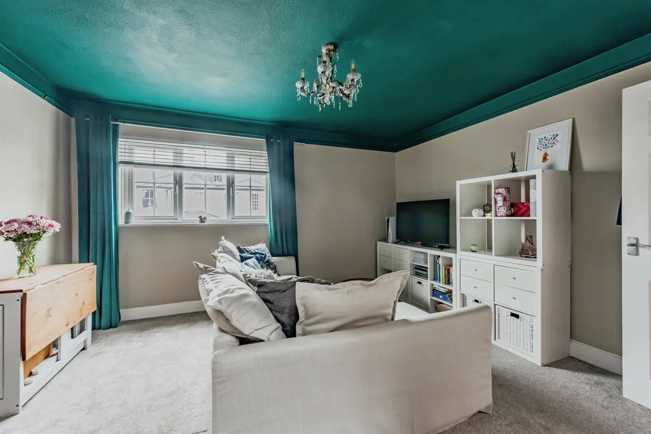 1 bed flat for sale — Coach House Mews, Redhill