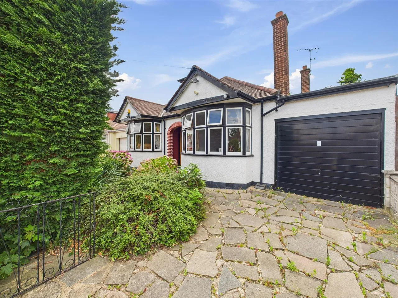 4 bed property for sale — Eversley Crescent, Ruislip, HA4 6DE