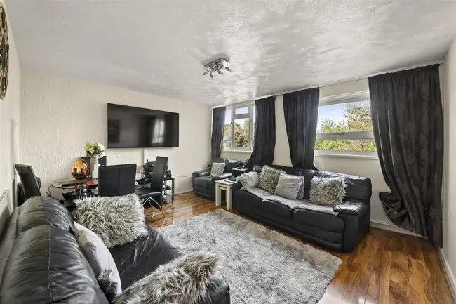 2 bed property for sale — Parkfield Drive, Northolt