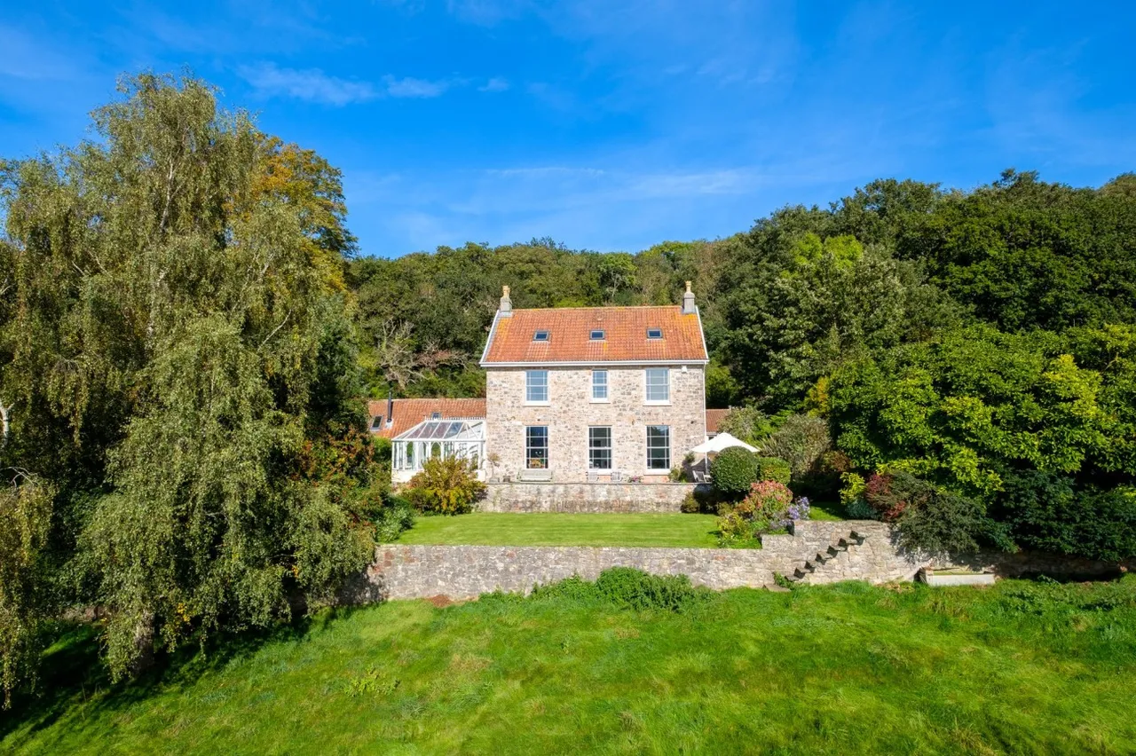 Pitchings, Congresbury, Bristol BS49 5AW - country residence with annexe set in 15 acres with spectacular views, photo 19