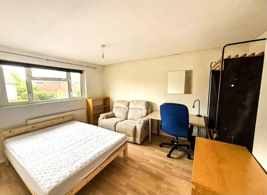 The Crescent, Egham, TW20, photo 4