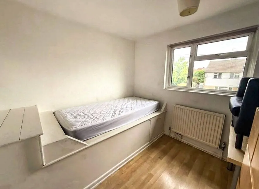 The Crescent, Egham, TW20, photo 5