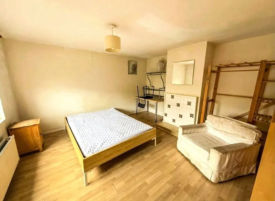 The Crescent, Egham, TW20, photo 6