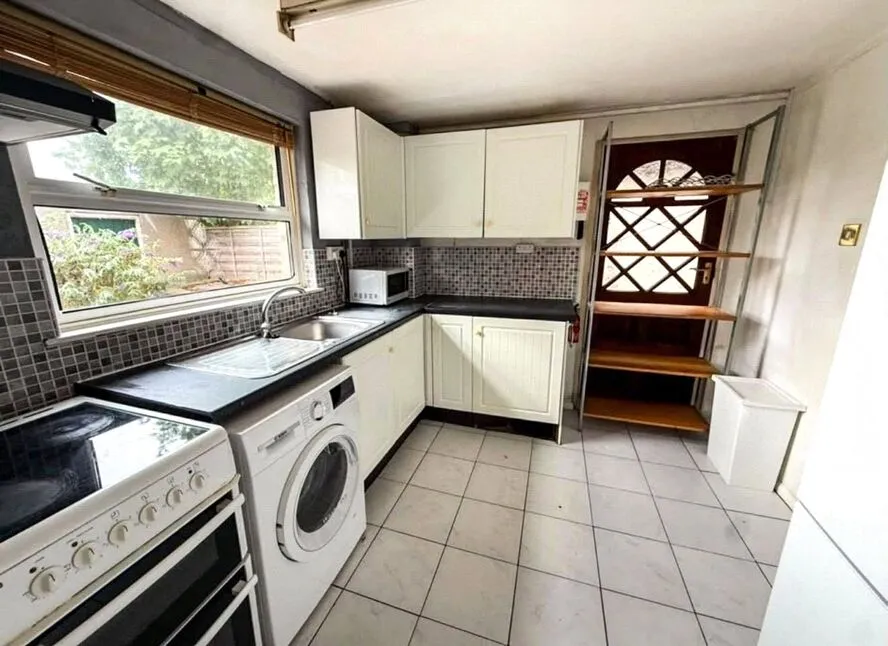 The Crescent, Egham, TW20, photo 2