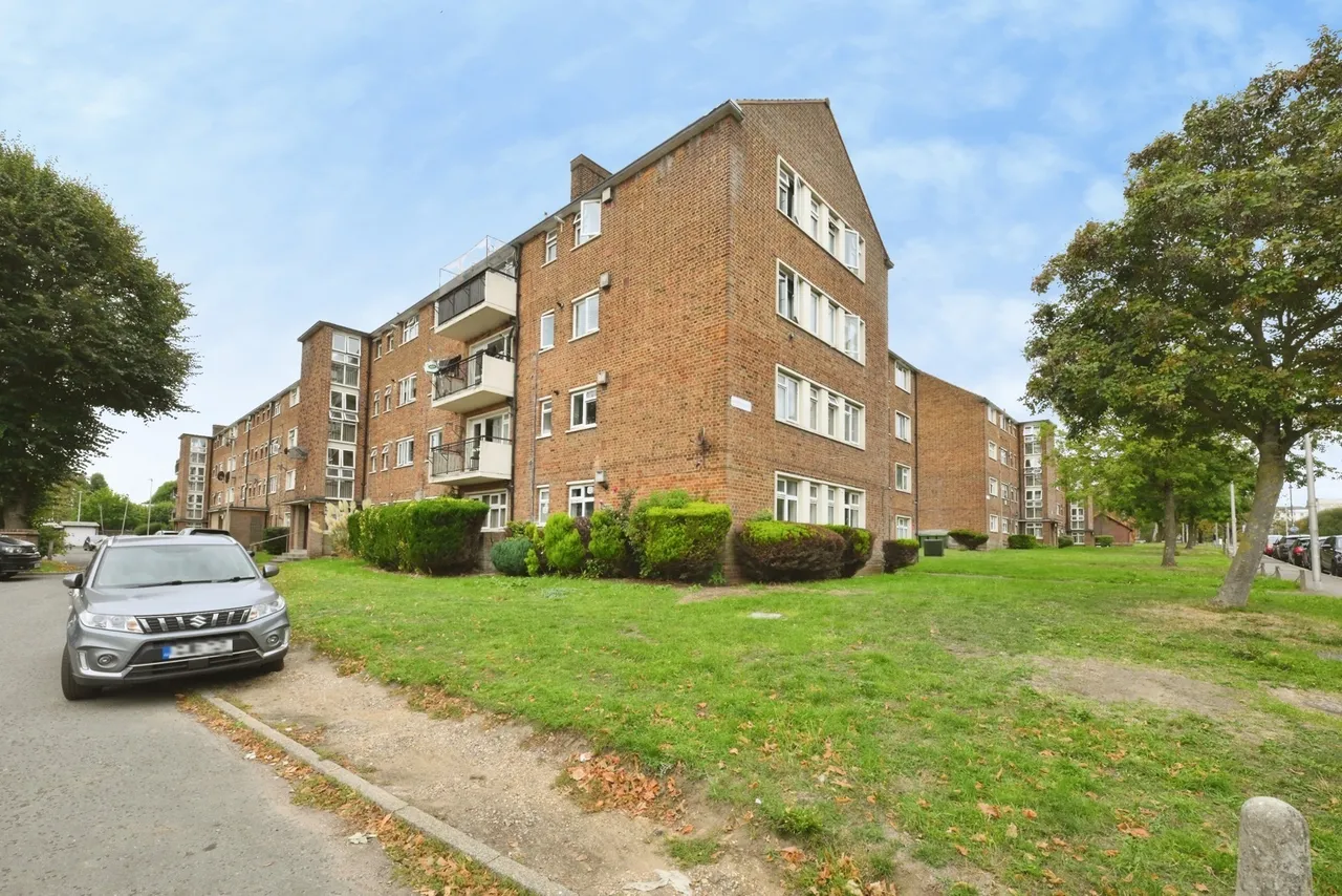 3 bed flat for sale, Broomhill Road, Woodford Green, IG8