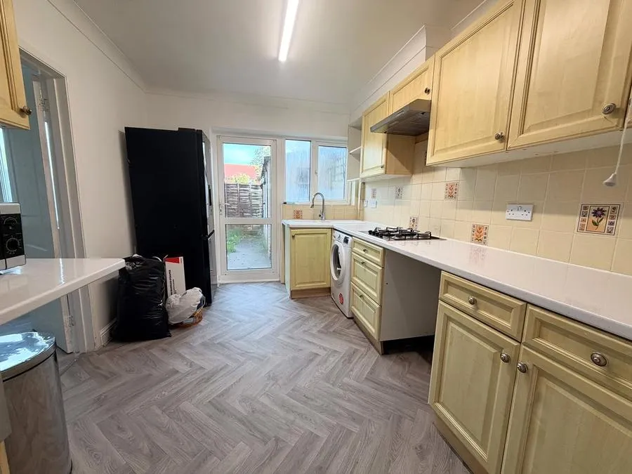 Elsinore Avenue, Staines-Upon-Thames, TW19, photo 2