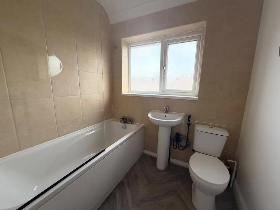 Elsinore Avenue, Staines-Upon-Thames, TW19, photo 9